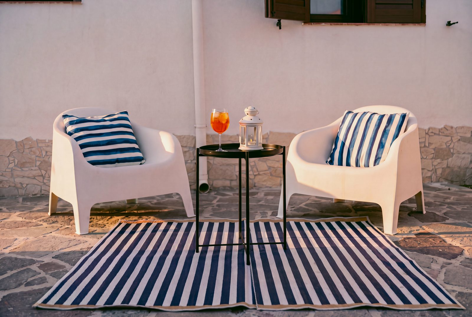 Aperitivo al tramonto nel patio